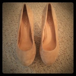 Aldo Suede Tan/Biege closed toe wedges size 8